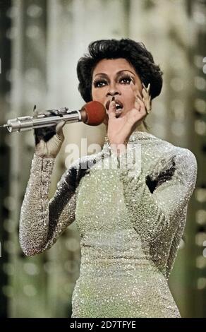 Lola Falana, amerikanische Sängerin, Tänzerin und Schauspielerin, bei einem Auftritt im deutschen Fernsehen, Deutschland um 1978. Cantante, ballerino e attrice americana Lola Falana che si esibisce sulla TV tedesca, in Germania intorno al 1978. Foto Stock