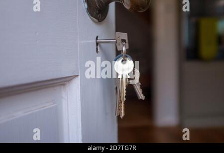 Chiavi della casa in una porta UK Foto Stock