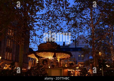 Mercatino di Natale con padiglione di musica illuminato di fronte al grande magazzino Carsch-Haus a Düsseldorf. Foto Stock