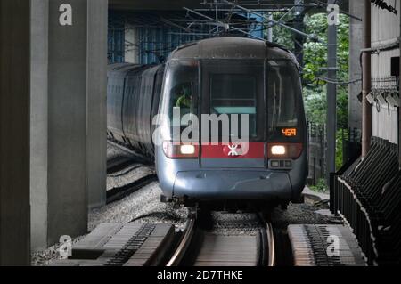 Cabina di ADtranz–CAF EMU in esecuzione su Tung Chung Linea del sistema MTR a Hong Kong Foto Stock