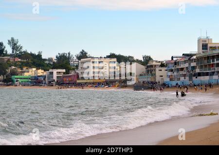 Cheung Chau Tung WAN Beach durante la pandemia COVID-19, con area centrale (sinistra) bloccata dal governo Foto Stock