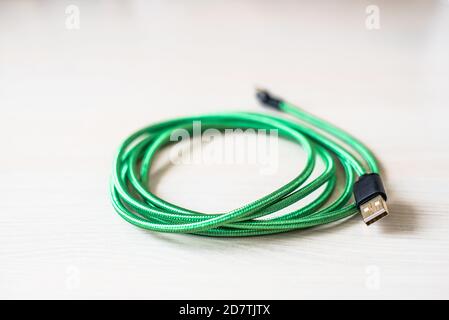 Mettere a fuoco sul cavo usb verde per telefono e computer Foto Stock