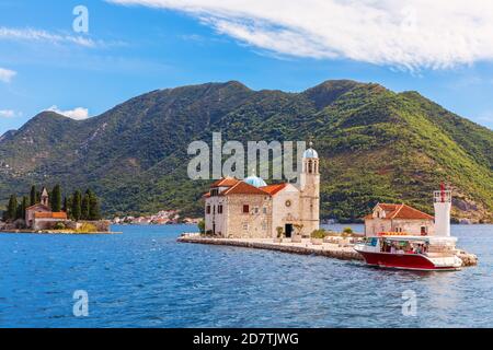 Chiesa di nostra Signora delle rocce e Isola di San Giorgio nel mare Adriatico, Baia di Cattaro, Perast, Montenegro Foto Stock