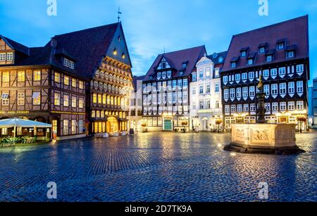 Hildesheim, Germania. 23 Ott 2020. Lo storico Knochenhaueramtshaus sorge accanto ad altre case a graticcio sul mercato nel centro della città, durante l'ora Blu. Hildesheim vuole diventare capitale culturale nel 2025. Il 28 ottobre 2020 una giuria annuncerà chi sarà la capitale tedesca della cultura nel 2025. Credit: Hauke-Christian Dittrich/dpa/Alamy Live News Foto Stock