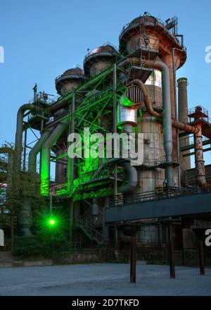 DUISBURG, GERMANIA - 18 SETTEMBRE 2020: Patrimonio industriale della vecchia economia, rovina illuminata di acciaieria nel Landschaftspark Duisburg a Septe Foto Stock