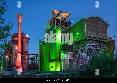 DUISBURG, GERMANIA - 18 SETTEMBRE 2020: Patrimonio industriale della vecchia economia, rovina illuminata di acciaieria nel Landschaftspark Duisburg a Septe Foto Stock