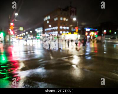 notte defocused pioggia città vista strada con auto che attraversano la strada Foto Stock