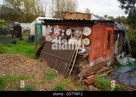 Prendendo su un patch di verdure di assegnazione, heap di composto, patch di cavolo, progettando il layout, obiettivi organici, piante che si sviluppano, raccolto, giardinaggio organico. Foto Stock