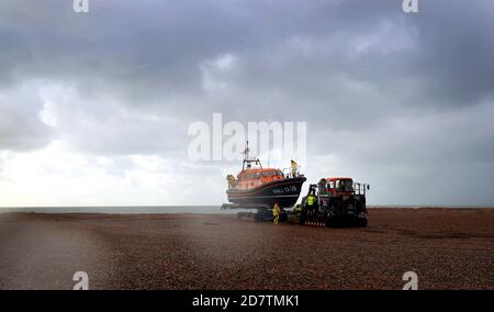 La scialuppa di salvataggio Hastings Shannon Class viene riportata alla stazione della scialuppa di salvataggio dopo un esercizio di allenamento a Hastings, East Sussex. Foto Stock