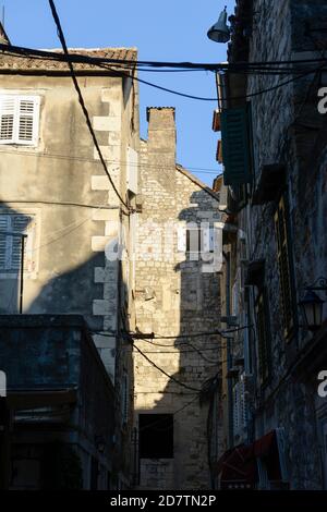 Case in pietra nella strada della città vecchia, l'architettura della città vecchia di Spalato Foto Stock