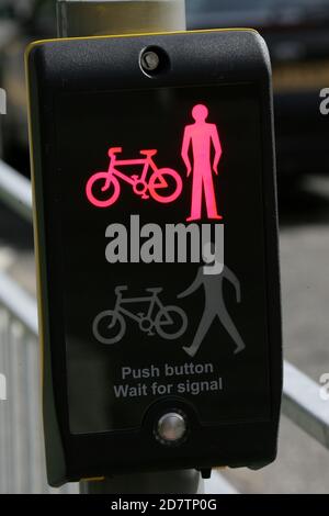 Alloway, Ayrshire, Scozia, UK Pelican Crossing che mostra cicli e piedistallo segno rosso , dicendo attendere non attraversare Foto Stock