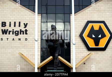 La statua dell'ex giocatore di Wolverhampton Wanderers Billy Wright fuori terra prima della partita della Premier League a Molineux, Wolverhampton. Foto Stock
