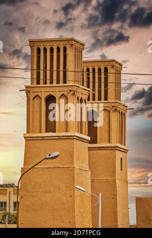 Badgirs sul tetto della vecchia casa in Yazd, Iran Foto Stock