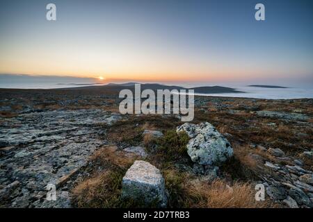 Tramonto visto sopra le nuvole nel Parco Nazionale UKK, Lapponia, Finlandia Foto Stock