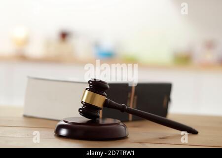 Gavel del giudice con il libro di legge. Concetto di legge Foto Stock