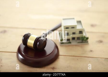 Gavel del giudice con la casa di modello Foto Stock