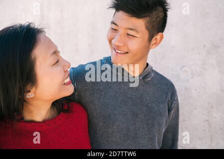 Ritratto di giovane coppia asiatica in amore abbracciando e avendo buon tempo insieme. Concetto di amore. Foto Stock