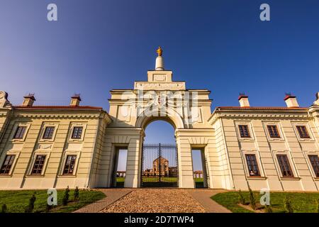 Vecchio palazzo parzialmente restaurato a Ruzhany, Bielorussia. Regione di Brest. La sede principale della linea superiore della nobile famiglia Sapieha. Luoghi famosi in Bielorussia. Foto Stock