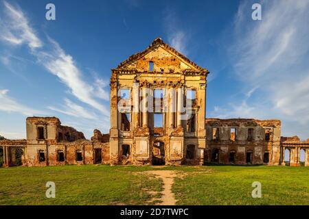 Vecchio palazzo parzialmente restaurato a Ruzhany, Bielorussia. Regione di Brest. La sede principale della linea superiore della nobile famiglia Sapieha. Luoghi famosi in Bielorussia. Foto Stock