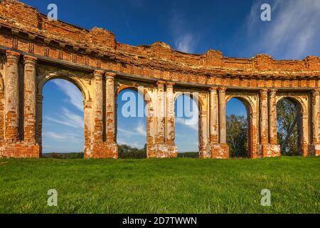 Vecchio palazzo parzialmente restaurato a Ruzhany, Bielorussia. Regione di Brest. La sede principale della linea superiore della nobile famiglia Sapieha. Luoghi famosi in Bielorussia. Foto Stock