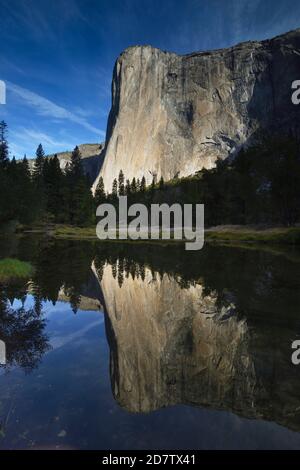 El Capitan e fiume Merced, Yosemite National Park, California, Stati Uniti d'America Foto Stock