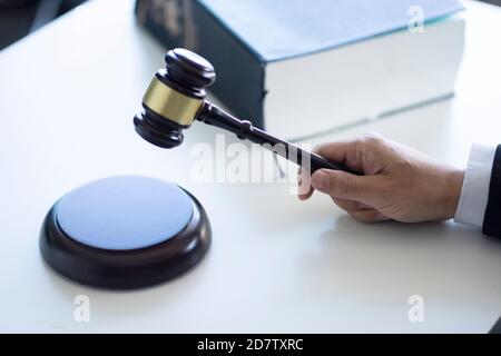 Primo piano di avvocato che tiene gavel alla scrivania Foto Stock