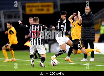 Daniel Podence di Wolverhampton Wanderers (destra) combatte per la palla con Ryan Fraser (a sinistra) e Jamal Lewis di Newcastle United durante la partita della Premier League a Molineux, Wolverhampton. Foto Stock