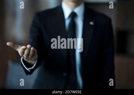 Immagine ritagliata della mano di benvenuto dell'avvocato Foto Stock