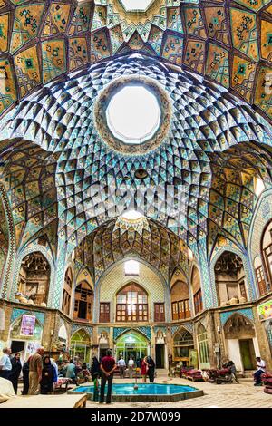 Kashan, Iran - 02 maggio 2015: Timcheh-e Amin o Dowleh, Kashan Bazar (XIX secolo), in Iran. Gli architetti persiani usarono queste strutture per snaturare Foto Stock