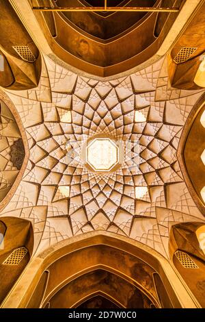 Kashan, Iran - 02 maggio 2015: Vista della casa tradizionale Khan-e Abbasian, un complesso sconcertante di sei edifici distribuiti su diversi livelli, in Kash Foto Stock