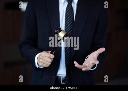 Immagine ritagliata di avvocato che tiene gavel Foto Stock