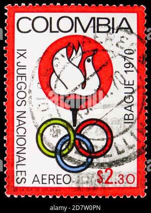 MOSCA, RUSSIA - 9 OTTOBRE 2020: Francobollo stampato in Colombia spettacoli Giochi emblema, National Games, Ibague, nona ed. Serie, circa 1970 Foto Stock