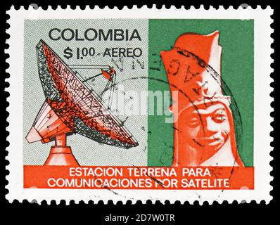 MOSCA, RUSSIA - 9 OTTOBRE 2020: Francobollo stampato in Colombia mostra Radar Station e Pre-Columbian Head, apertura di Choconta Communication Sate Foto Stock