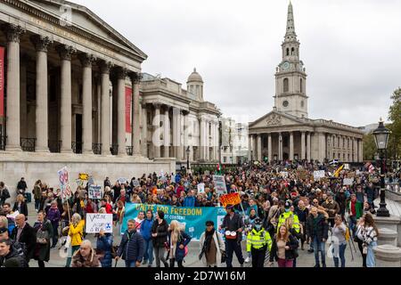 Folla che marciano attraverso Trafalgar Square durante un rally anti-lockdown a Londra, 24 ottobre 2020 Foto Stock