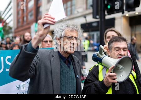 Piers Corbyn marcia con una folla durante un rally anti-lockdown a Londra, 24 ottobre 2020 Foto Stock