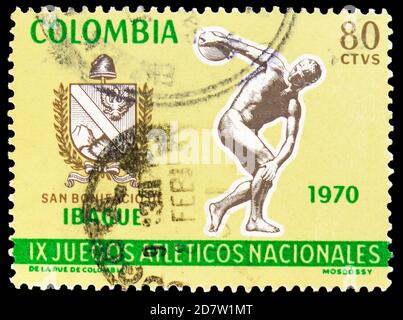 MOSCA, RUSSIA - 9 OTTOBRE 2020: Francobollo stampato in Colombia mostra Arms of Ibague, discus thrower of Myron, National Games, Ibague, 9 ed. Ser Foto Stock