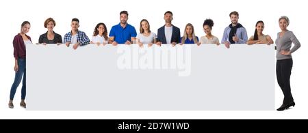 Gruppo di persone felici che si levano in piedi insieme e che tengono un segno vuoto per il vostro testo, isolato su sfondo bianco Foto Stock