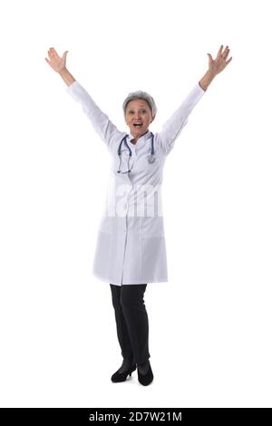 Medico femminile asiatico maturo con stetoscopio a braccia sollevate isolato su sfondo bianco Foto Stock