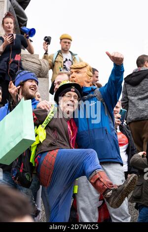 I manifestanti ballano durante un rally anti-lockdown a Trafalgar Square, Londra, 24 ottobre 2020 Foto Stock