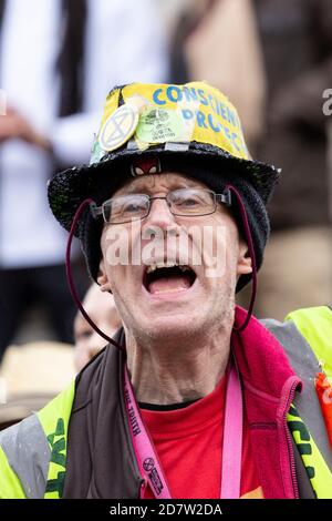 Ritratto di un anziano protestore che gridava durante un rally anti-lockdown a Londra, 24 ottobre 2020 Foto Stock