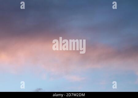 cielo serale in blu con nuvole rosa e viola Foto Stock