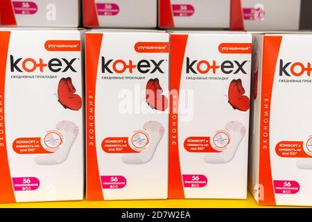 Tyumen, Russia-11 ottobre 2020: Kotex è un marchio di prodotti per l'igiene femminile sullo scaffale al supermercato metro contanti e trasporto. Foto Stock