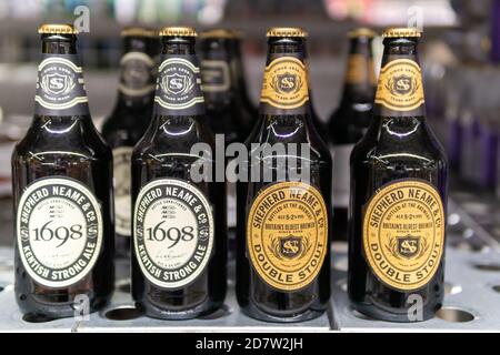 Tyumen, Russia-11 ottobre 2020: la birra shepherd neame è una birreria inglese con 320 pub e hotel in tutta Londra Foto Stock