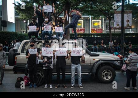 Bangkok, Thailandia. 25 Ott 2020. I manifestanti pro-democrazia hanno visto tenere cartelli contro il governo durante una manifestazione anti-governo nella capitale tailandese. Migliaia di manifestanti favorevoli alla democrazia hanno preso le strade all'incrocio di Ratchaprasong chiedendo le dimissioni del primo ministro thailandese e la riforma della monarchia. Credit: SOPA Images Limited/Alamy Live News Foto Stock