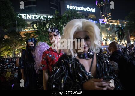 Bangkok, Thailandia. 25 Ott 2020. I manifestanti delle regine di resistenza pro-democrazia sono venuti a sostenere la comunità LGBTQ durante una manifestazione anti-governo nella capitale tailandese. Migliaia di manifestanti favorevoli alla democrazia hanno preso le strade all'incrocio di Ratchaprasong chiedendo le dimissioni del primo ministro thailandese e la riforma della monarchia. Credit: SOPA Images Limited/Alamy Live News Foto Stock