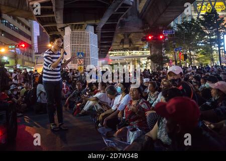 Bangkok, Thailandia. 25 Ott 2020. Un sostenitore a favore della democrazia ha visto parlare con la folla durante una manifestazione anti-governo nella capitale tailandese. Migliaia di manifestanti favorevoli alla democrazia hanno preso le strade all'incrocio di Ratchaprasong chiedendo le dimissioni del primo ministro thailandese e la riforma della monarchia. Credit: SOPA Images Limited/Alamy Live News Foto Stock