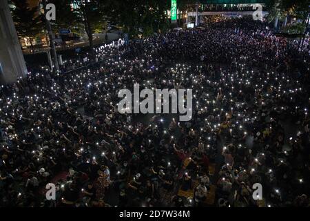 Bangkok, Thailandia. 25 Ott 2020. I manifestanti pro-democrazia tengono i loro telefoni con la torcia elettrica accesa durante una dimostrazione anti-governo nella capitale tailandese. Migliaia di manifestanti favorevoli alla democrazia hanno preso le strade all'incrocio di Ratchaprasong chiedendo le dimissioni del primo ministro thailandese e la riforma della monarchia. Credit: SOPA Images Limited/Alamy Live News Foto Stock