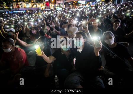 Bangkok, Thailandia. 25 Ott 2020. I manifestanti pro-democrazia lampeggiano dai loro smartphone durante una dimostrazione anti-governo nella capitale tailandese. Migliaia di manifestanti favorevoli alla democrazia hanno preso le strade all'incrocio di Ratchaprasong chiedendo le dimissioni del primo ministro thailandese e la riforma della monarchia. Credit: SOPA Images Limited/Alamy Live News Foto Stock