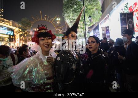 Bangkok, Thailandia. 25 Ott 2020. I manifestanti delle regine di resistenza pro-democrazia sono venuti a sostenere la comunità LGBTQ durante una manifestazione anti-governo nella capitale tailandese. Migliaia di manifestanti favorevoli alla democrazia hanno preso le strade all'incrocio di Ratchaprasong chiedendo le dimissioni del primo ministro thailandese e la riforma della monarchia. Credit: SOPA Images Limited/Alamy Live News Foto Stock