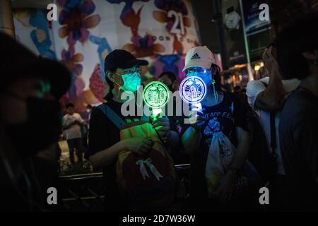 Bangkok, Thailandia. 25 Ott 2020. I manifestanti pro-democrazia tengono illuminate le 'targhe del popolo' durante una manifestazione anti-governo nella capitale tailandese. Migliaia di manifestanti favorevoli alla democrazia hanno preso le strade all'incrocio di Ratchaprasong chiedendo le dimissioni del primo ministro thailandese e la riforma della monarchia. Credit: SOPA Images Limited/Alamy Live News Foto Stock